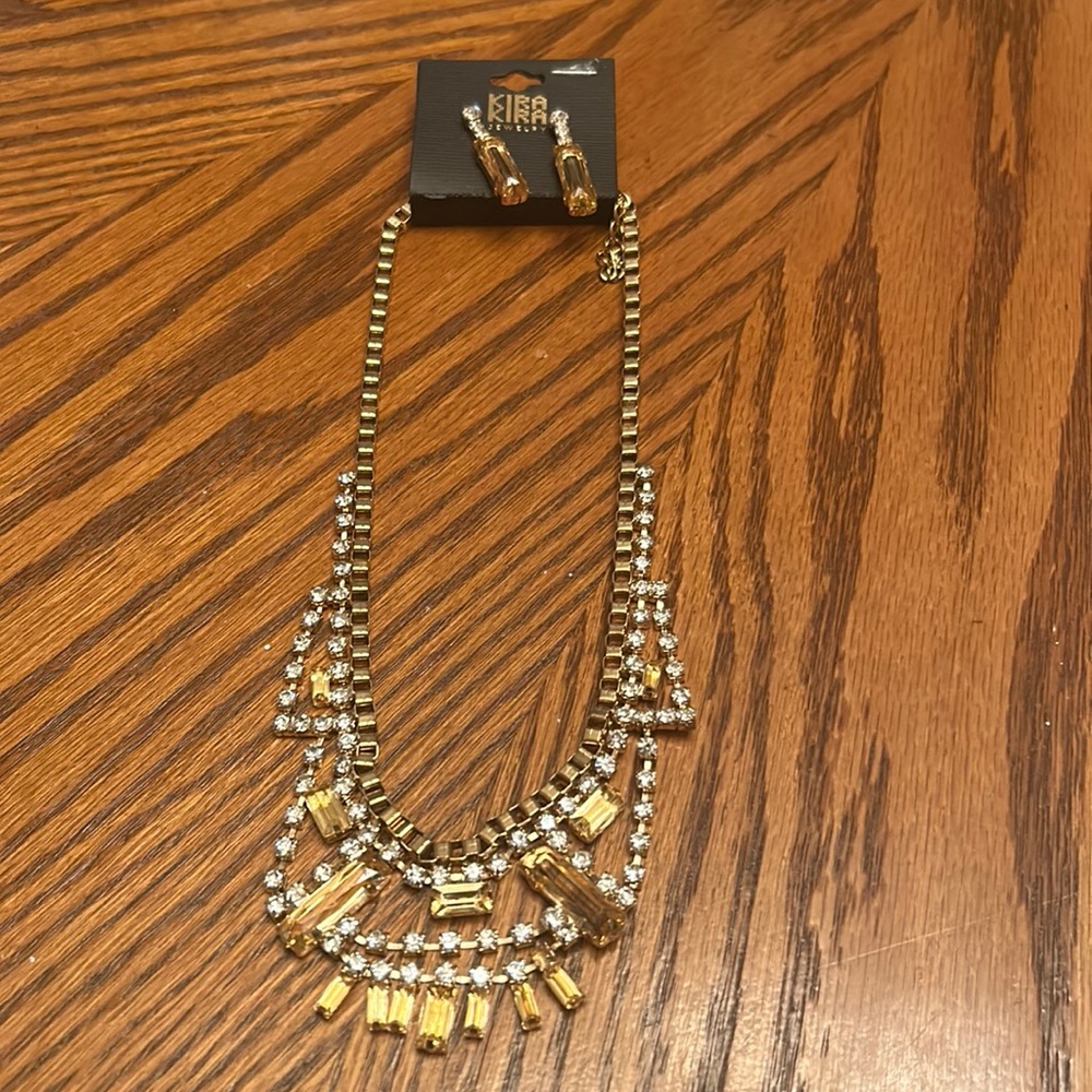 NWT WOMEN KIRA JEWELRY 2PC GOLDTONE FAUX DIAMOND RHINESTONE NECKLACE GIFT SET.